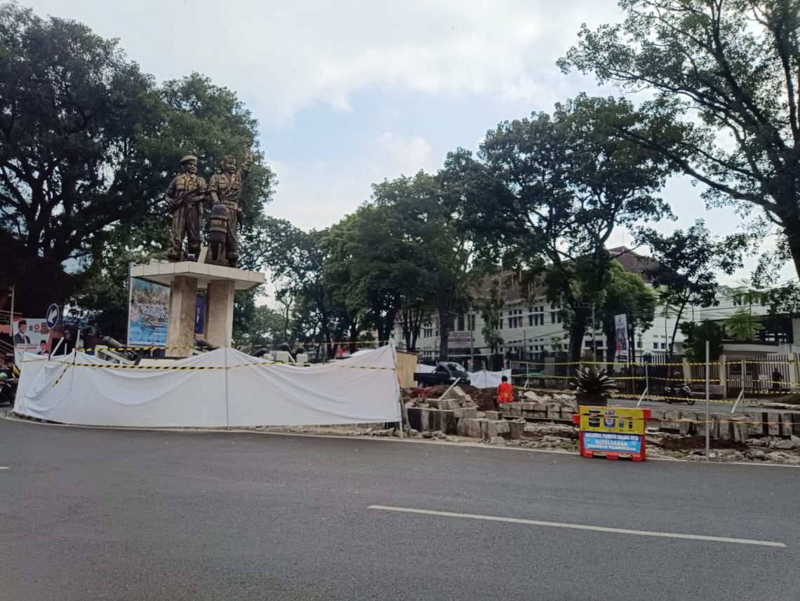 Pemindahan Monumen Tentara Genie Pelajar di Malang, Ahli Patung dari Mojokerto Didatangkan 1 Proyek pemindahan monumen TGP di Jalan Semeru, Kota Malang. Foto: Yona Arianto/Tugu Jatim