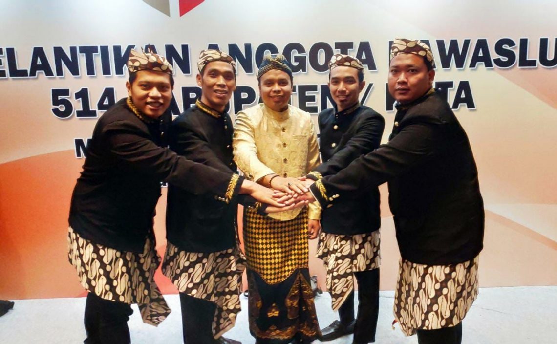 Tak Ada Keterwakilan Perempuan di Komisioner Bawaslu Tuban 1 Lima komisioner Bawaslu Kabupaten Tuban 2023-2028 yang baru dilantik. Foto: bawaslu.go.id