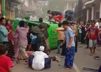 Mobil Elf Rombongan Lamaran Terguling di Pasuruan, 9 Orang Terluka
