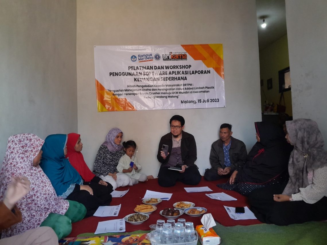 Tim Pengabdian Masyarakat Unikama memberikan pelatihan di UKM Rafa Jaya Plastik. Foto: dok Unikama