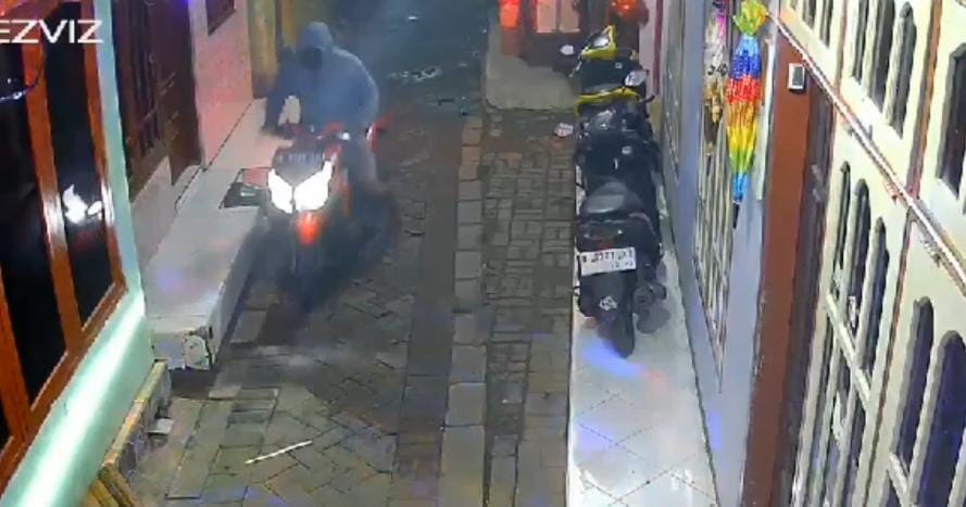 2 Warga Bugul Lor Pasuruan Kecurian Sepeda Motor Dalam Waktu Bersamaan 1 Aksi curanmor di Kelurahan Bugul Lor, Kecamatan Panggungrejo, Kota Pasuruan. Foto: tangkapan layar CCTV warga