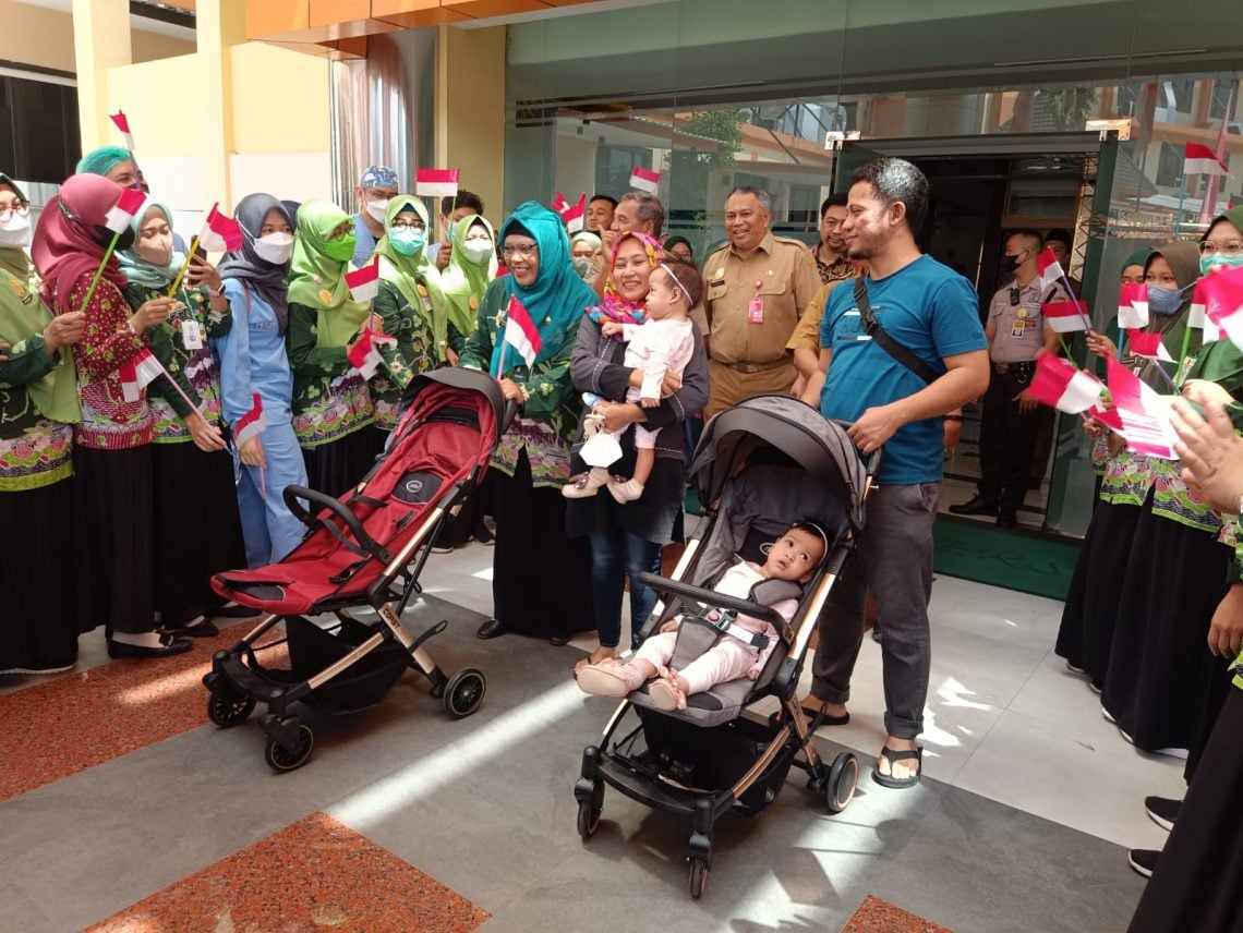 Pulih Pasca Operasi di RS Saiful Anwar Malang, Bayi Kembar Siam Asal Pasuruan Diperbolehkan Pulang 1 Bayi kembar siam asal Pasuruan, Aliyah dan Aisyah usai terpisah, disambut gembira oleh para nakes RSUD Saiful Anwar Malang, pada Selasa (22/8/2023). Foto: Yona Arianto/Tugu Jatim