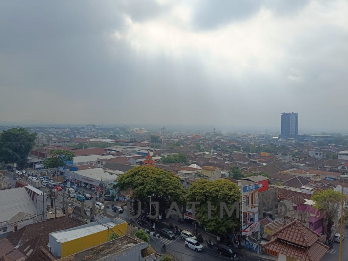 Suasana Kota Malang dari ketinggian. Foto: Yona Arianto/Tugu Jatim
