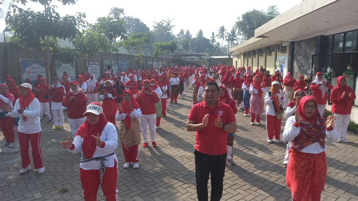 H Puguh Wiji Pamungkas senam bersama 500 lansia. Foto: Aisyah Nawangsari/Tugu Jatim