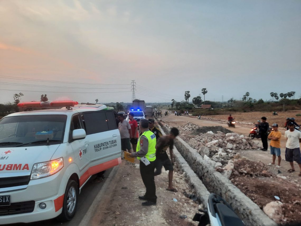 Polisi mengamankan lokasi kejadian. Foto: Unit Laka Satlantas Polres Tuban
