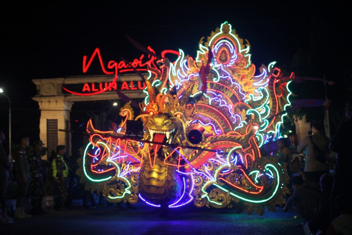 Parade SMPN 4 Ngawi di Ngawi Night Carnival 2023. Foto: Lizya Kristanti/Tugu Jatim