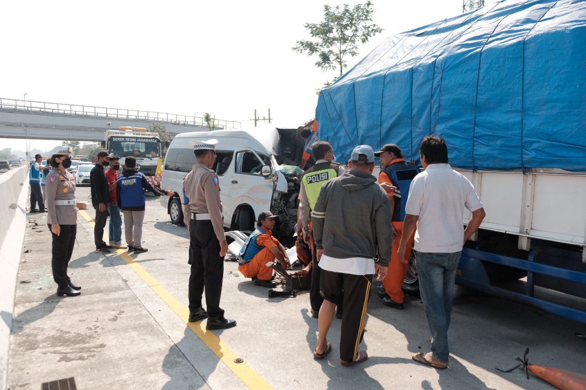 Petugas menangani kendaraan yang terlibat dalam kecelakaan. Foto: Satlantas Polres Malang