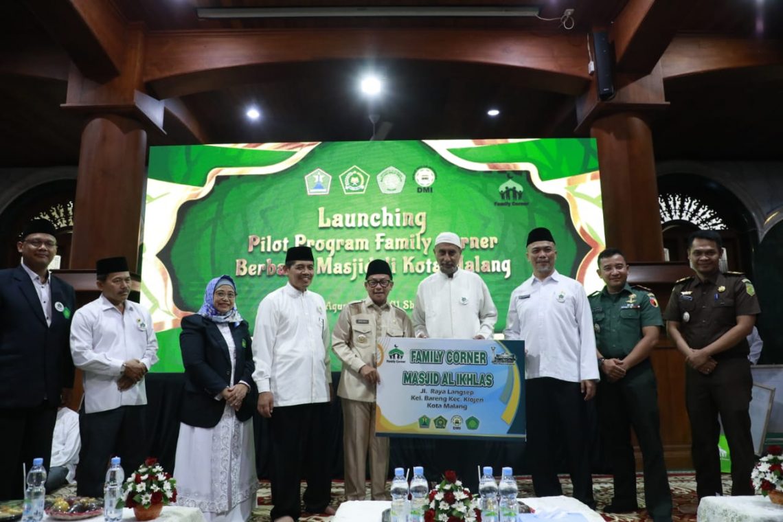 Wali Kota Malang, Sutiaji berfoto bersama dengan sejumlah pejabat usai meluncurkan program Family Corner Berbasis Masjid, di Masjid Agung Jami' Kota Malang. Foto: dok Humas Pemkot Malang