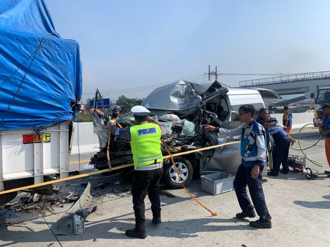 Identitas 9 Korban Kecelakaan Maut di Tol Malang-Pandaan 1 Microbus Toyota Hiace yang terlibat kecelakaan di Tol Malang-Pandaan KM 85.400 pada Selasa (29/08/2023). Foto: dok Satlantas Polres Malang