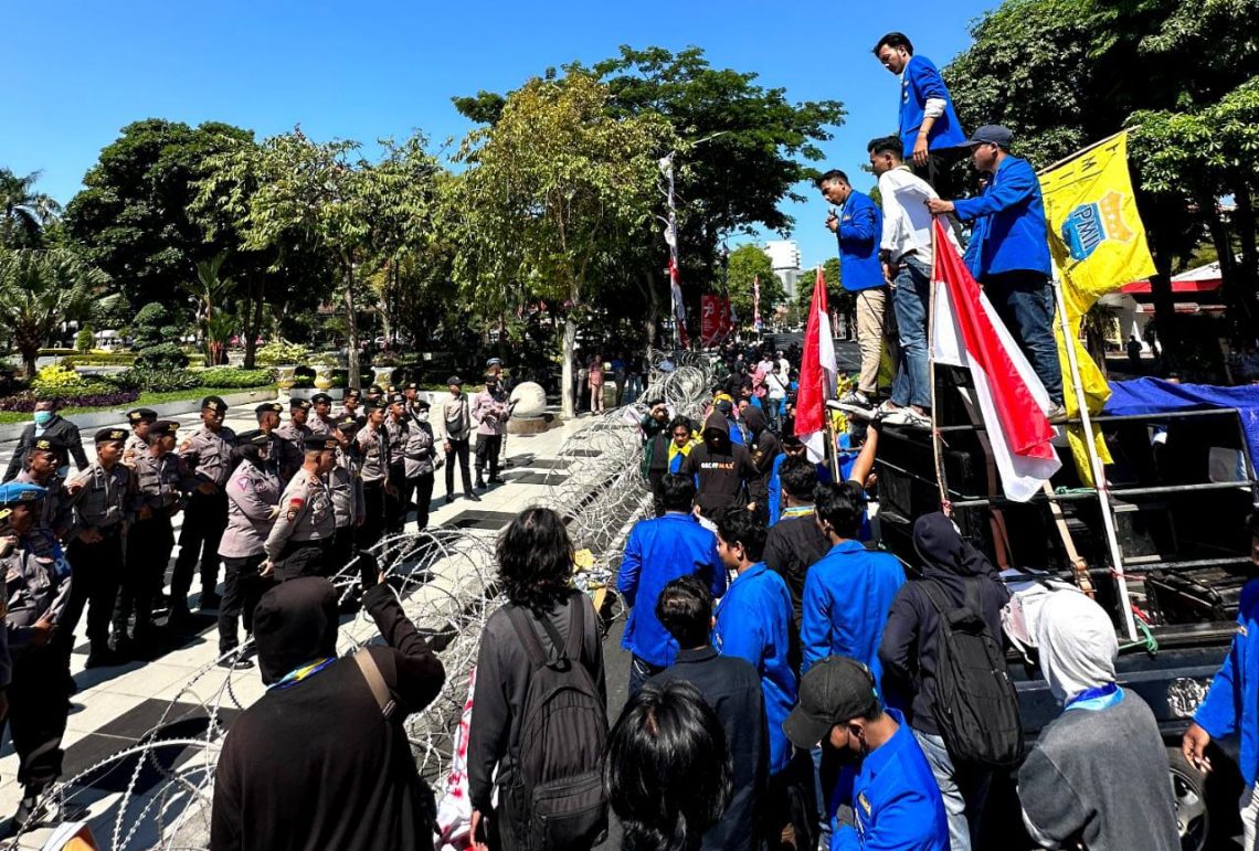 Aksi demontrasi PMII Surabaya soal darurat sampah. Foto: Husein to Tugu Jatim