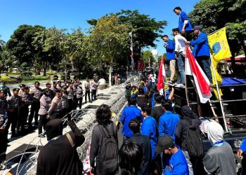 Sempat Ricuh, Aksi Surabaya Darurat Sampah Beri Catatan Merah Untuk Wali Kota