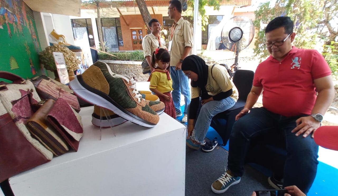 Produk sepatu Koperasi Kupu Sutera Pasuruan.