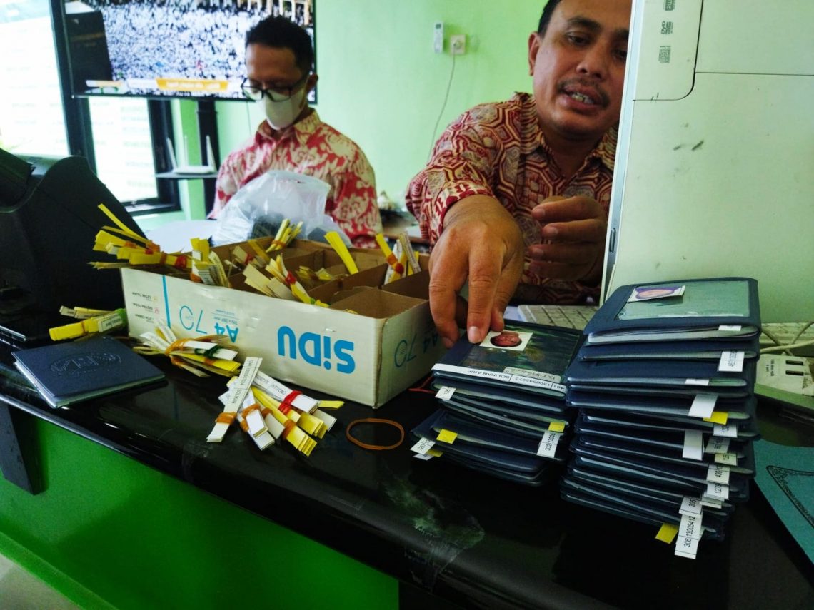 Petugas dari Kemenag Mojokerto menyiapkan paspor jamaah haji 2023. (Foto: Hanif Nanda/Tugu Jatim)