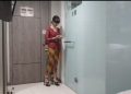 Kebaya merah.