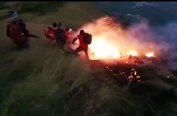 Gunung Bekel Mojokerto terbakar.