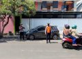 Parkir mobil sembarangan.