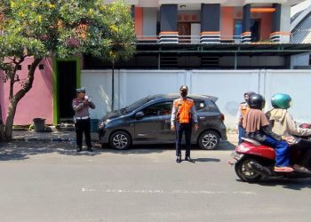 Parkir mobil sembarangan.