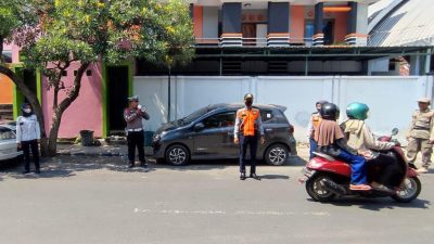 Parkir mobil sembarangan.