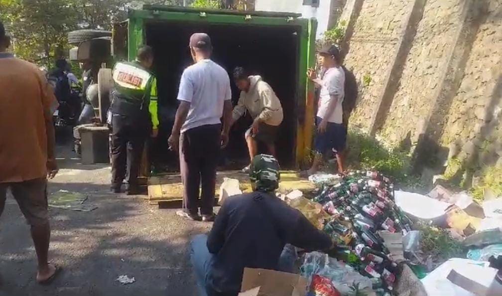 Truk Bir Bintang Terguling di Prigen Pasuruan, Jalur Trawas-Pandaan Tertutup Botol Miras 1 Truk bir bintang.