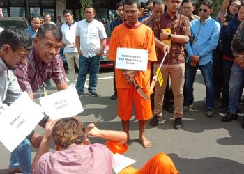 Pembunuhan berparang.