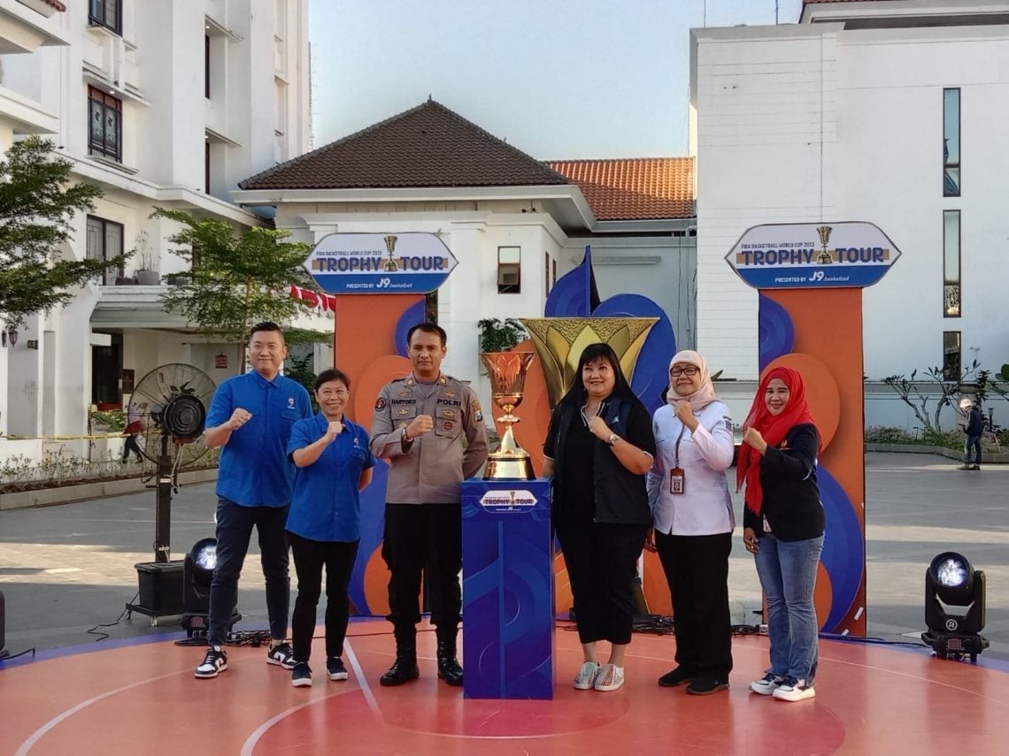 Indonesia Tuan Rumah Piala Dunia 2023, Trophy Tour FIBA Singgah di Surabaya 1 Trophy Tour FIBA.