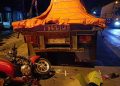 Tabrak truk.