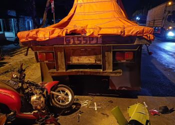 Tabrak truk.