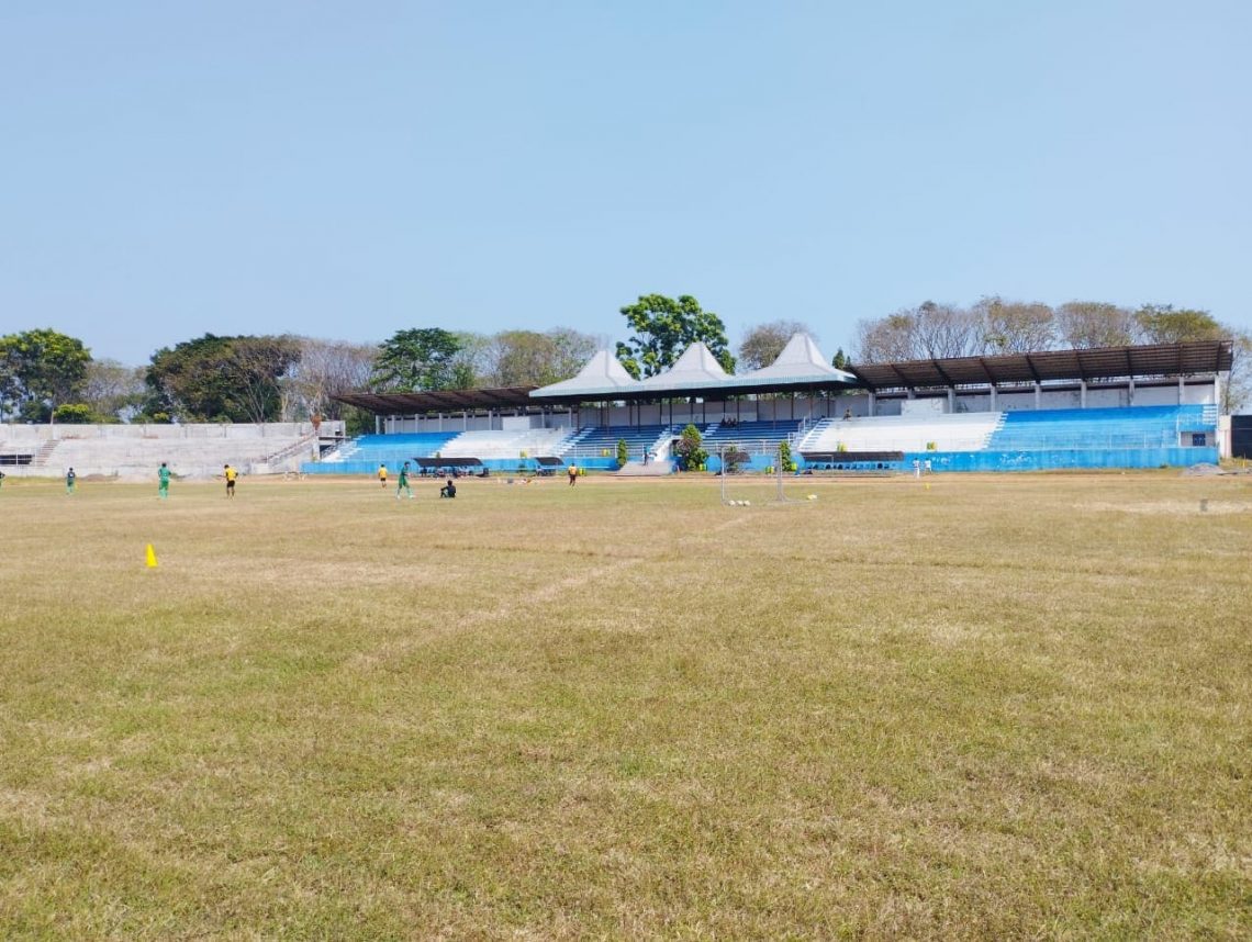 Perawatan Rumput di Stadion Gajah Mada, Cabor Sepak Bola Kabupaten Mojokerto Boyongan Latihan 1 Stadion Gajah Mada.