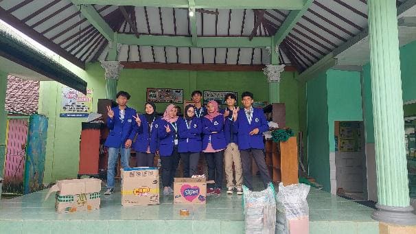 Mahasiswa KKN di perpustakaan SDN Sumbergondo 01 Kota Batu.