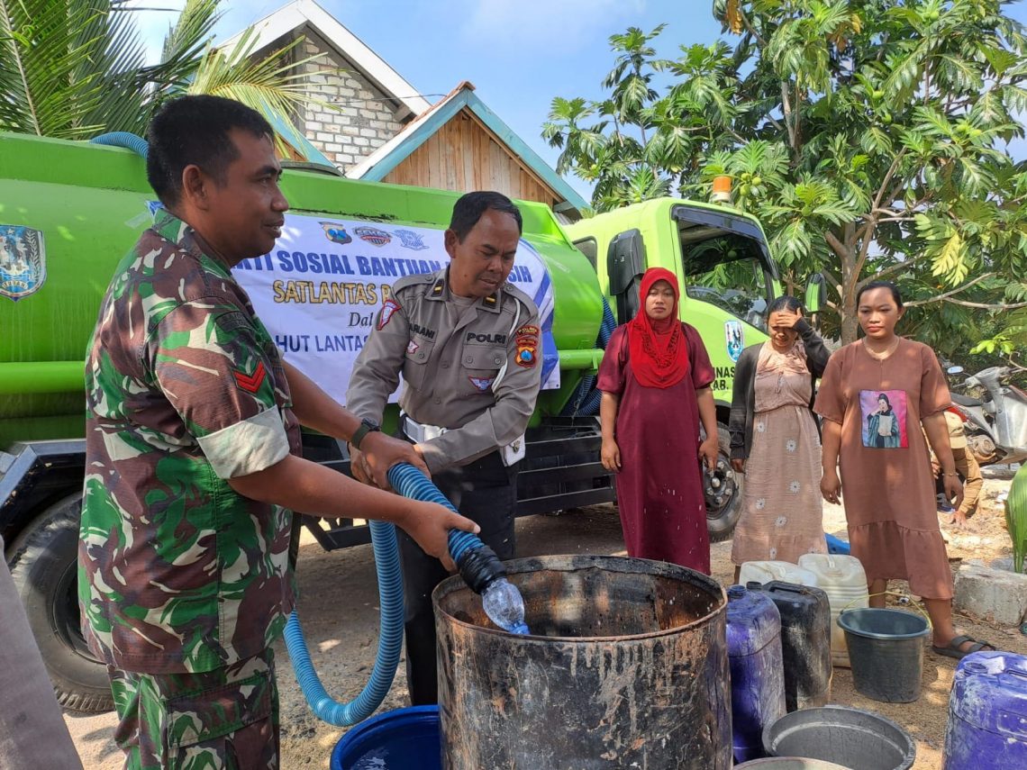 Bantuan air bersih.