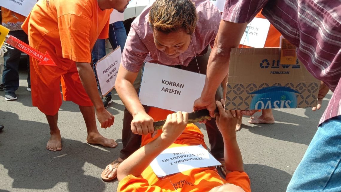 Rekonstruksi Pembunuhan Bersenjata Parang di Sukun Malang, Tersangka Peragakan 10 Adegan Sadis 1 Pembunuhan bersenjata parang.