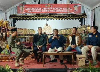 Satpol PP Magetan Kenalkan Ciri-ciri Rokok Ilegal ke Warga Desa Sumberagung
