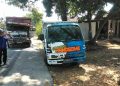 Truk tronton vs truk pasir.