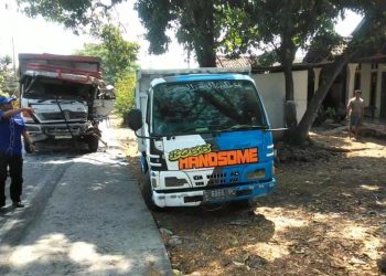 Truk tronton vs truk pasir.