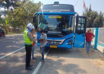 bus di Tuban.