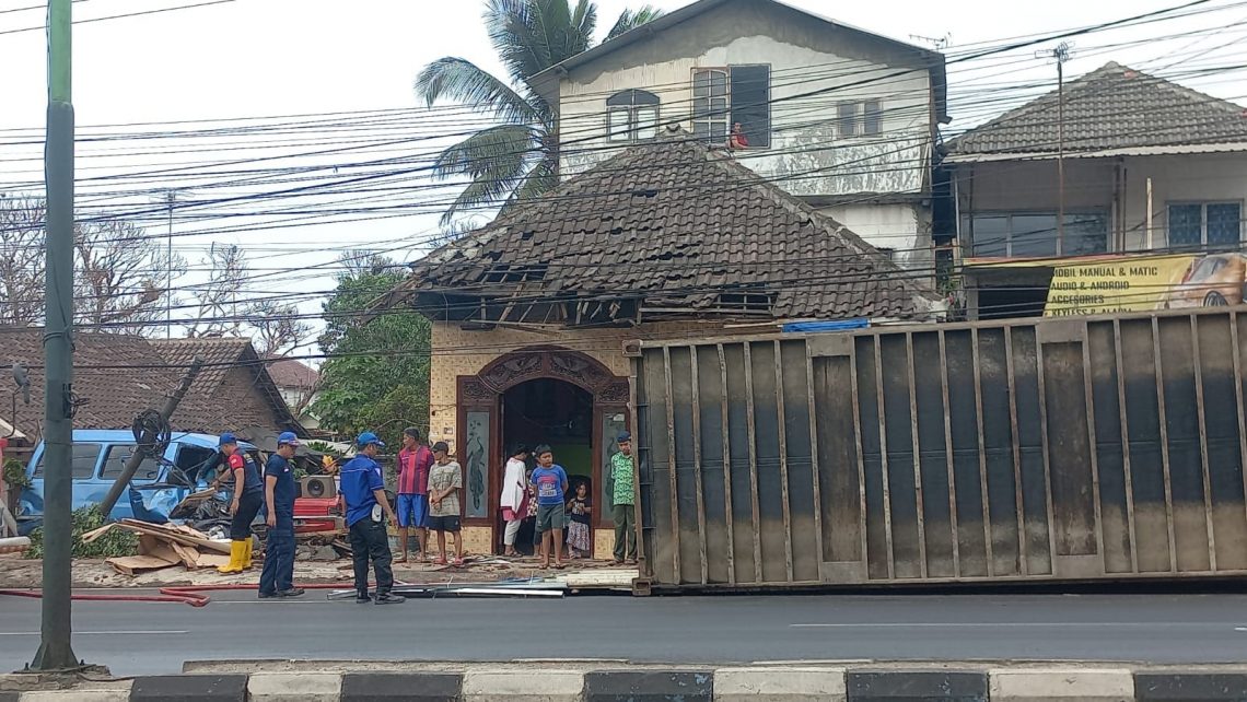 Sopir Lalai, Rumah dan Dua Mobil Rusak Disasak Truk Tetes Tebu di Purwosari Pasuruan 1 truk tetes tebu.