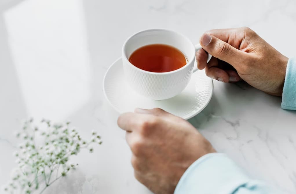 Efek Buruk Kebiasaan Minum Teh di Pagi Hari, Ternyata Ini Alasannya! 1 minum teh.