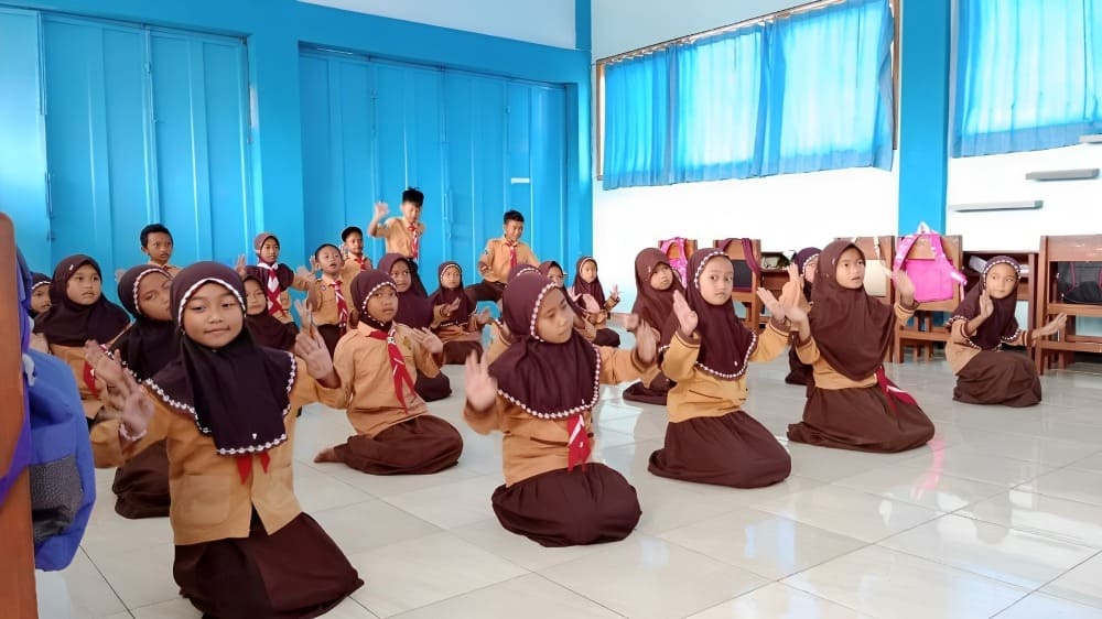 Kolaborasi Mahasiswa Unikama Tumbuhkan Semangat Berbudaya di SDN 3 Sukopuro melalui Seni Tari 2 Mahasiswa Unikama di SDN 3 Sukopuro.