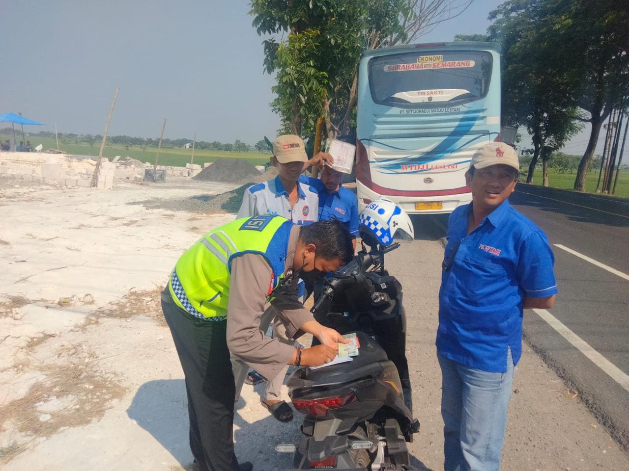 Aksi Sopir Ugal-ugalan Berebut Penumpang, Dua Bus di Tuban Ditilang Polisi 2 Tilang Bus di Tuban.