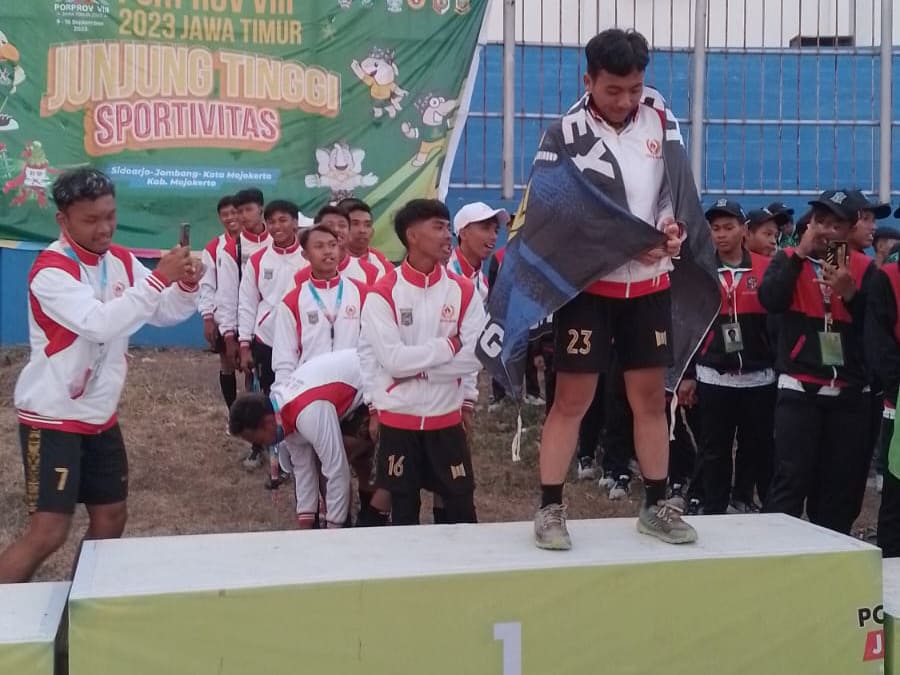 Sampai Berdarah-darah Kalahkan Surabaya, Tim Hockey Kabupaten Malang Sukses Raih Medali Emas dan Perak 1 Hockey Kabupaten Malang.