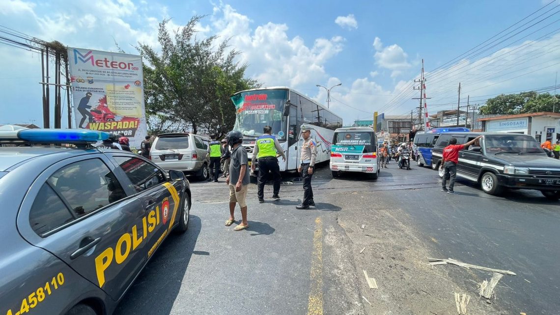 Bus Tentrem vs Truk Tronton.