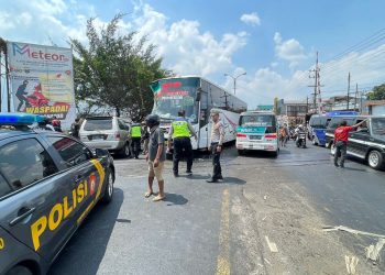 Bus Tentrem vs Truk Tronton.