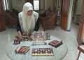 cokelat lukis karakter.