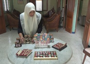 cokelat lukis karakter.