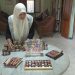 cokelat lukis karakter.