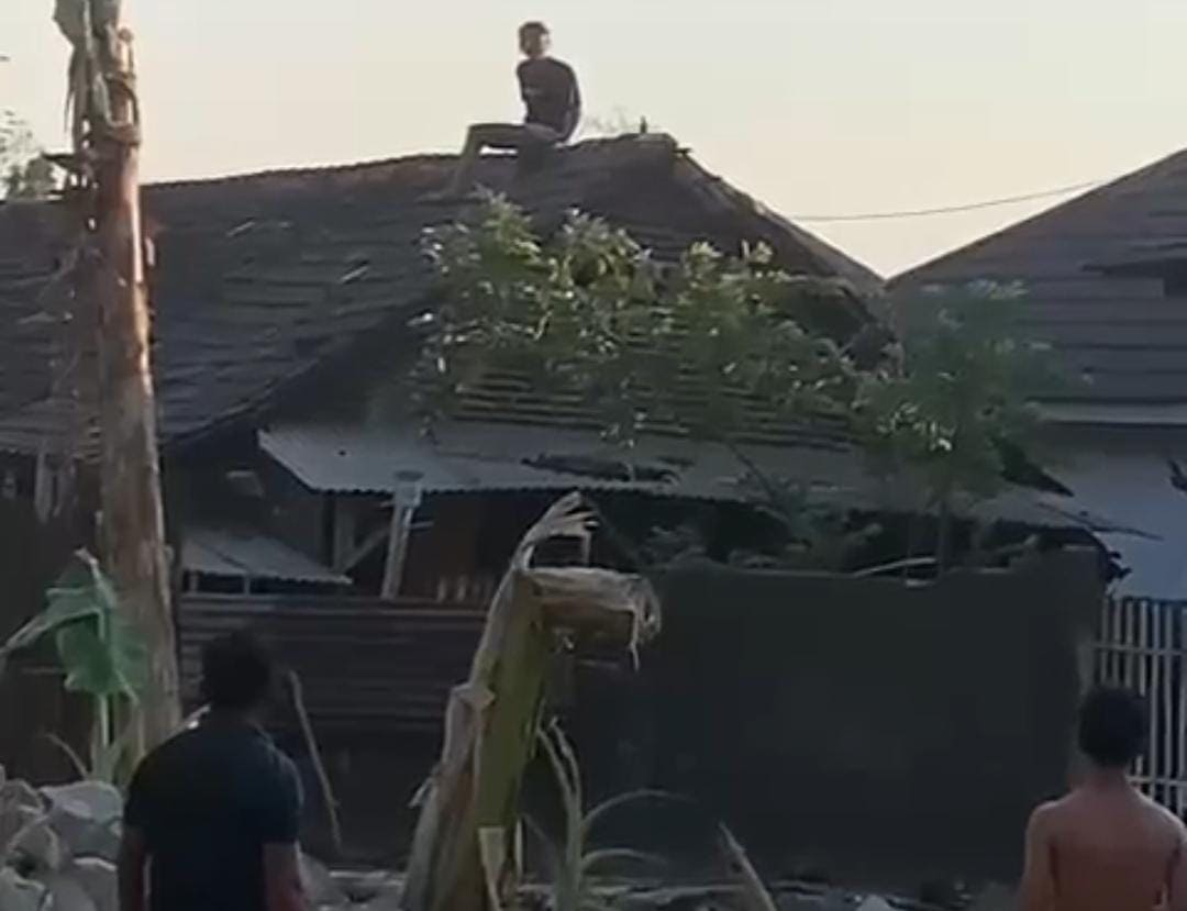Update 4 Rumah Dirusak Pemuda Depresi Ngamuk Ditinggal Nikah di Gempol Pasuruan, Pemdes Sumbersuko Mulai Perbaikan 2 Pemuda depresi di Gempol.