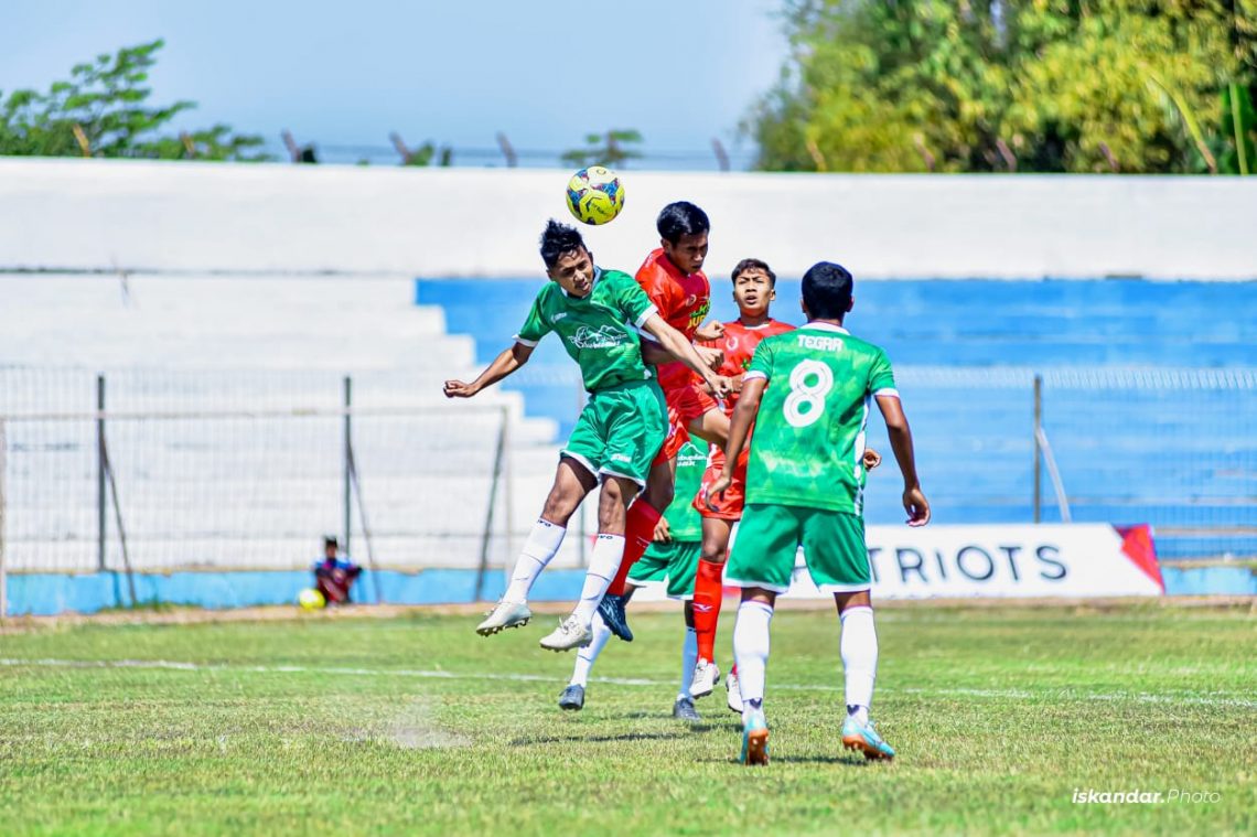 Rochmad Eko Cahyo dkk (baju merah) akan meladeni Kabupaten Trenggalek. Foto: Askab Mojokerto