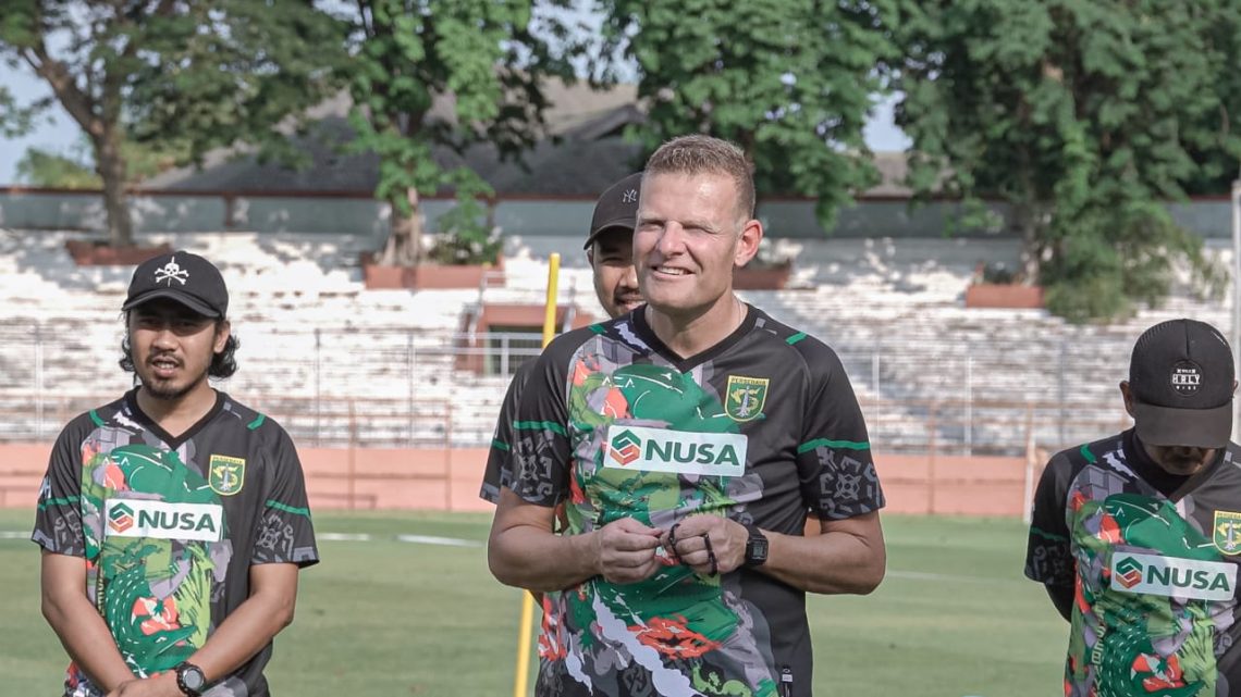 Pelatih kepala baru Persebaya, Josep Gombau. Foto: Official Persebaya