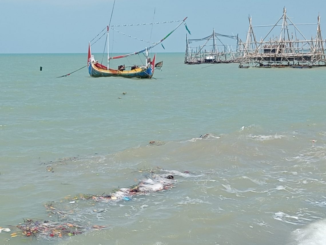 Sampah Terserak di Pantai Talang Siring Pamekasan 1 pantai talang siring tugu jatim