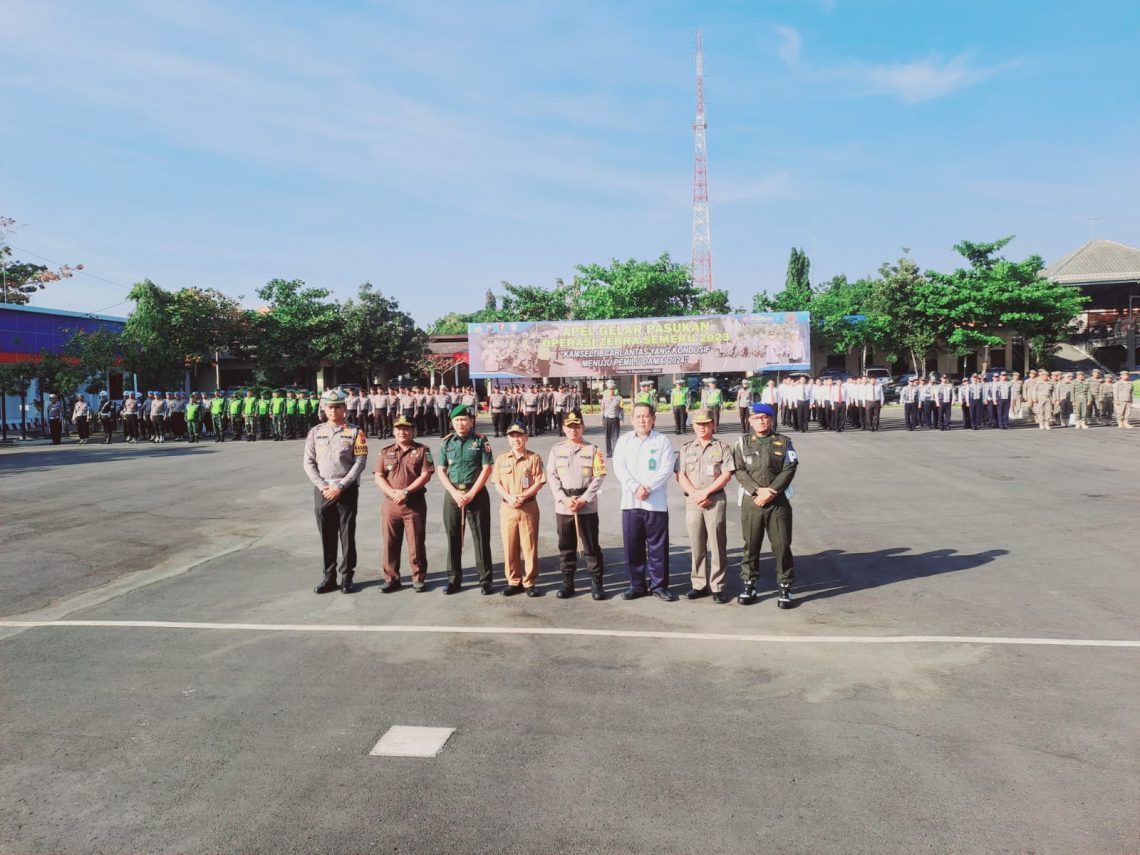 7 Target Sasaran Operasi Zebra Semeru 2023 di Wilayah Tuban 1 Kapolres Tuban, AKBP Suryono bersama Forkopimda Tuban usai gelar pasukan Operasi Zebra Semeru 2023. Foto: Rochim/Tugu Jatim